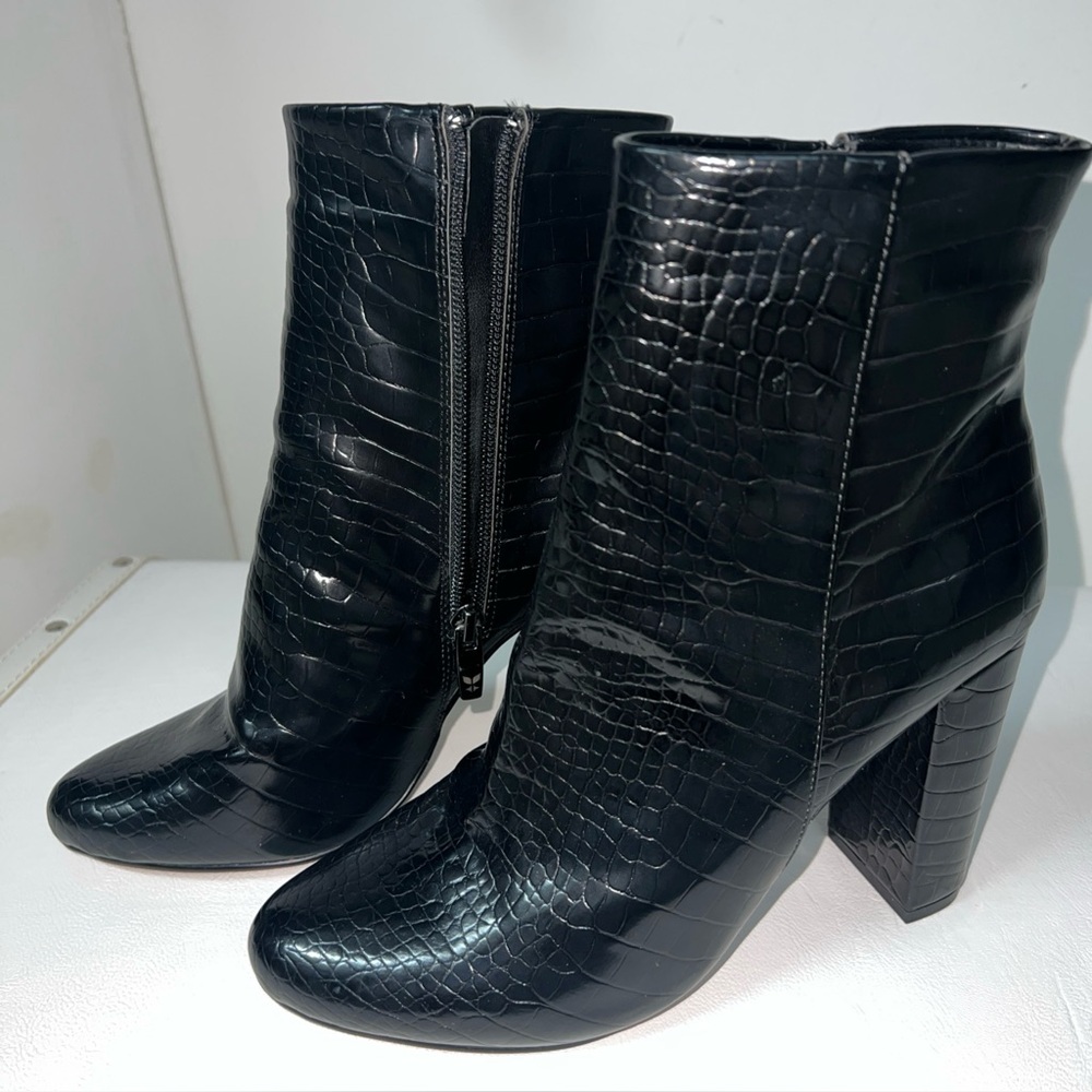 J.Renee Black Leather Ankle Snake Women boots Size 7,5
